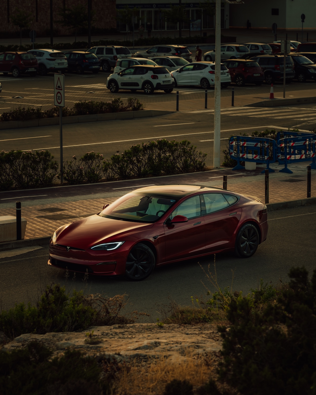00 kWh Battery All-Wheel Drive (AWD)